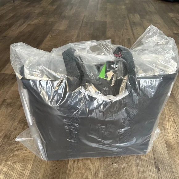 Tumi NWT- 148968-1041/Alpha Bravo Essential Large East West Tote- Black - Picture 12 of 13